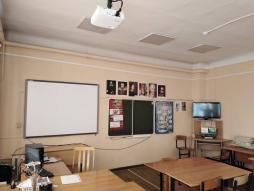Кабинет
Оборудован автоматизированный рабочим местом  учителя, имеется интерактивная доска, проектор, методическая литература, карты, плакаты.